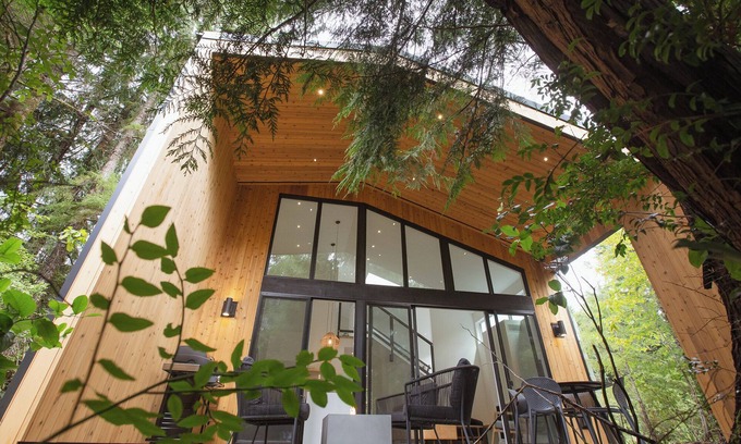 Tofino Haus | Moniker Beach House close to beaches + shops