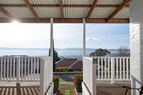Newstead Haus | Monte-Vista: Minutes to the City Views & Parking