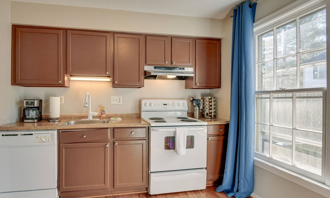 Montgomery Village Haus | Montgomery Village Townhome w/Patio: 27 Mi to DC!