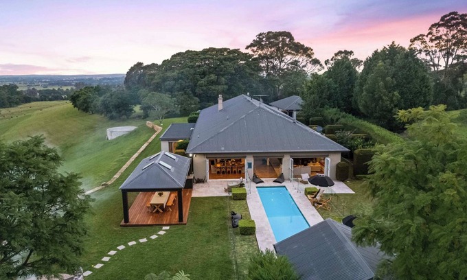 Meroo Meadow Haus | 'Moondance' - Luxurious Hillside Retreat