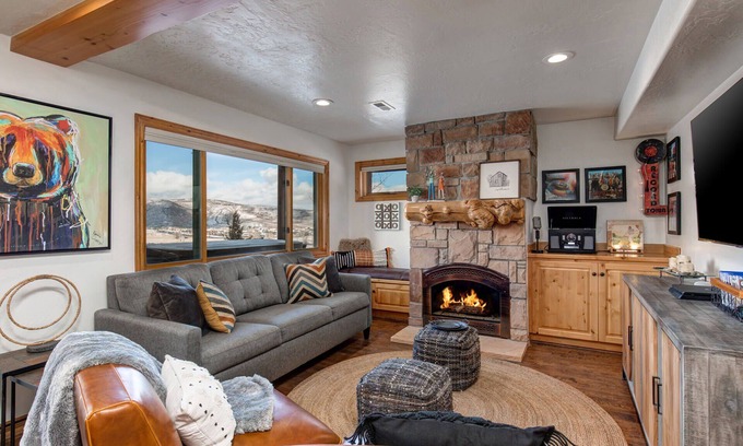 Bear Hollow Village Haus | Moose Mgmt at Bear Hollow 5534B: King bed-Pvt. Hot Tub-Pool-Dogs Welcome