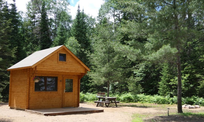 Hastings Highlands Kabine | Moose Run, a PRIVATE Pine Cabin in the Woods near Algonquin Park, Ontario.