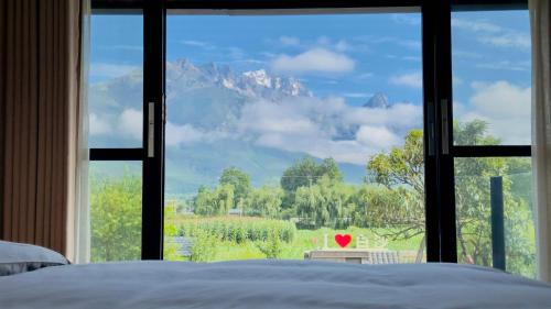 Lijiang Haus | More Sunshine Villa 猫在雪山下田野里民宿