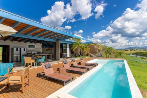 Cassia Haus | @morro.redondo - A casa Azul e seu Pôr do Sol