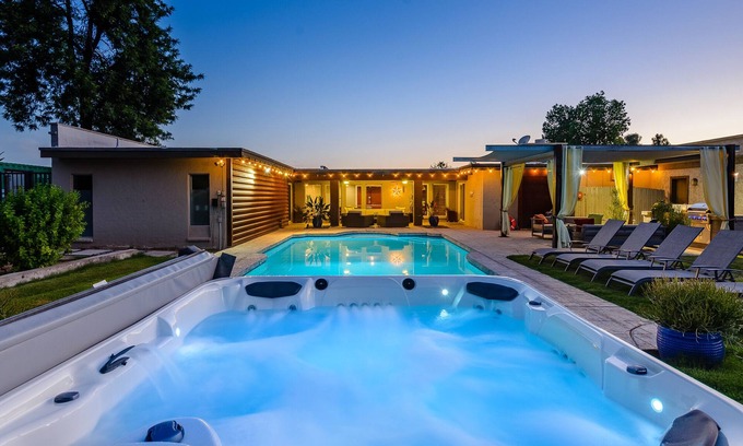 Desert Hills North Haus | Zollhaus mit gespaltenen Meistern auf privatem 1 Hektar großem Grundstück. In der Nähe der Sehenswürdigkeiten.