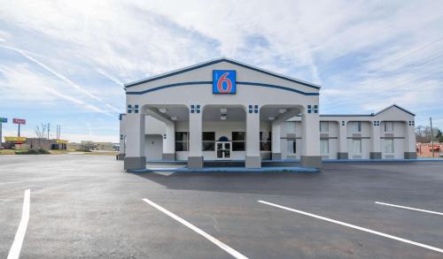 Forsyth Hotel | Motel 6 Forsyth, GA Tift College
