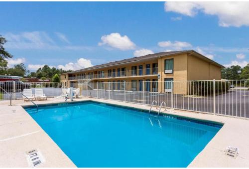 MacClenny Hotel | Motel 6-Macclenny, FL