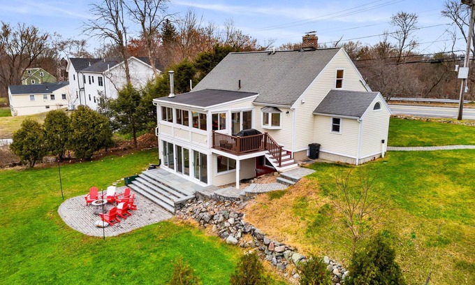 Newbury Haus | Firepit | Ping Pong | Gym | Mothertree Farm House