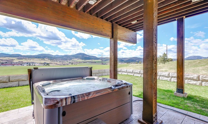Spearfish Hütte | Motorcycle-themed Home in Spearfish w/ Hot Tub!
