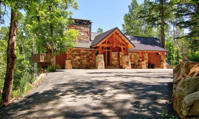 Sundance Kabine | Mountain Haven Sundance, Utah Hot tub Game room Bunk room and kid's loft Deluxe beds and linens Mountain Cabins Utah