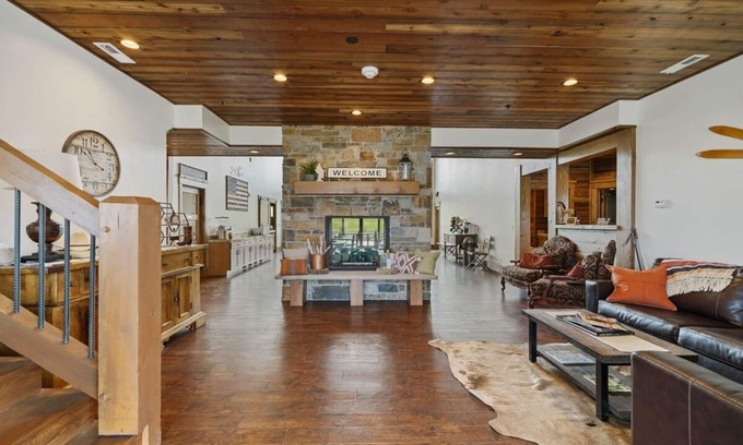 Porterville Kabine | Mountain Lodge on working dude ranch.