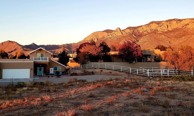 North Albuquerque Acres Wohnung | Mountain, Sunset and City light views! Country feel, city access!