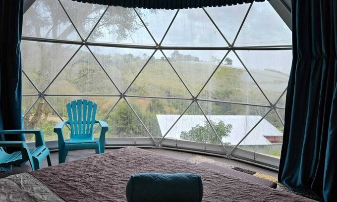 Roble Wohnmobilvermietung | Mountain view dome, pet friendly, trails and near Poas Volcano.