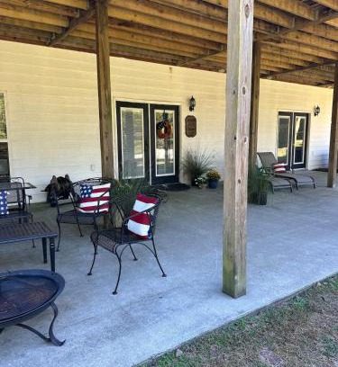 Silver Creek Haus | Mountain Views 5 Queen Bedrooms WiFi FirePit BBQ