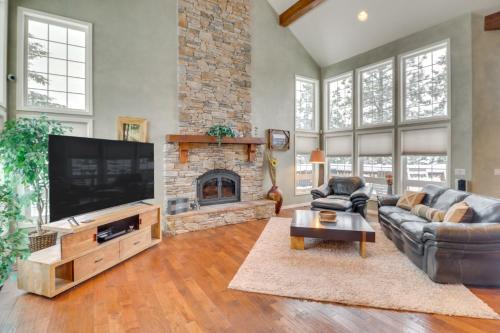 Eureka Haus | Mountain Views and Deck Spacious Eureka Getaway!