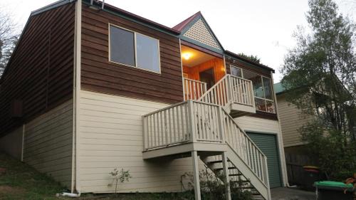 Blackheath Haus | Mountain Views Cedar Cottage