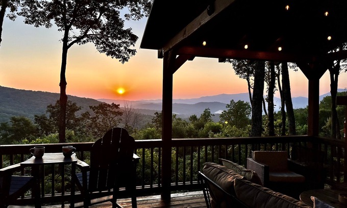 Ellijay Kabine | Mountain Views! Hot Tub, Pool Table, 2 King Suites, In & Out Fireplaces, Firepit