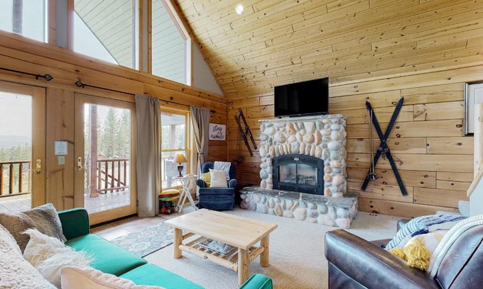 New Meadows Haus | Mountain Views on the 45th Parallel