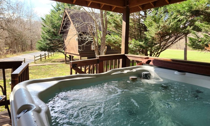 Rileyville Kabine | Mountain Views, River Frontage & HotTub + Country!
