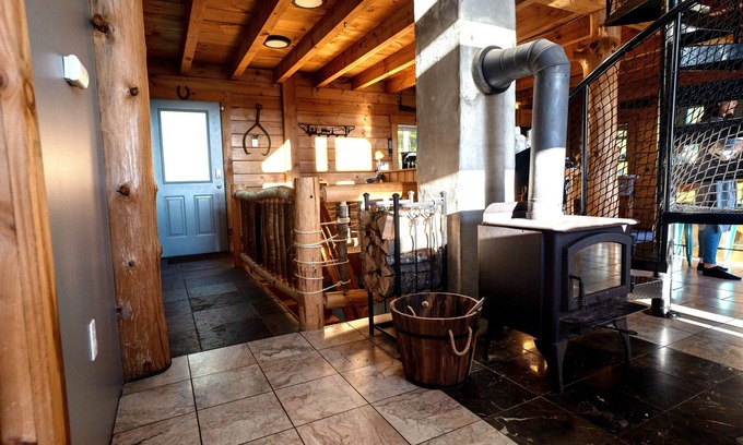 West Halifax Kabine | Mountain Views Summer Sunsets Private Hiking Tail Gameroom Minimalist