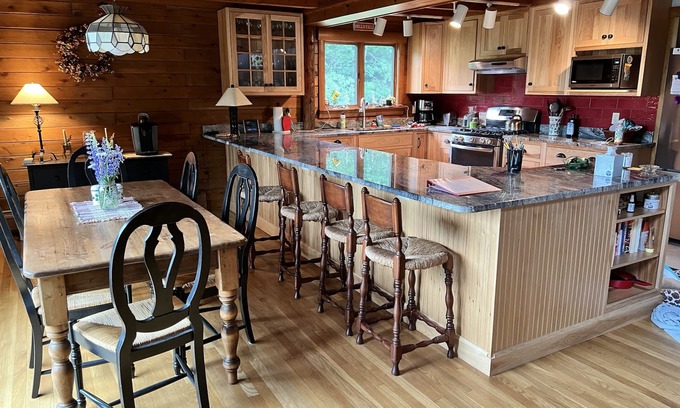 Sutton Kabine | Mountainside Spacious and Private Log Home.