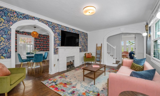 Mount Lebanon Haus | Mt. Lebanon/Luxury/Parking /King Bed/ Sleeps 8