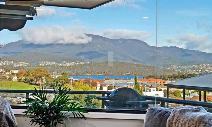 Lindisfarne Haus | Mt View Large Home,15min to CBD/Airport-Sleeps10