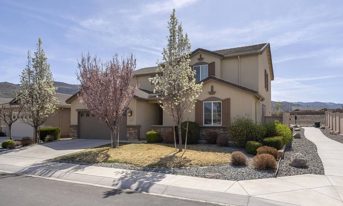 Reno Haus | Mt Views 5 Beds 3 Baths Home: Open FloorPlan 20 mins to Mt Rose 35 Mins to Tahoe