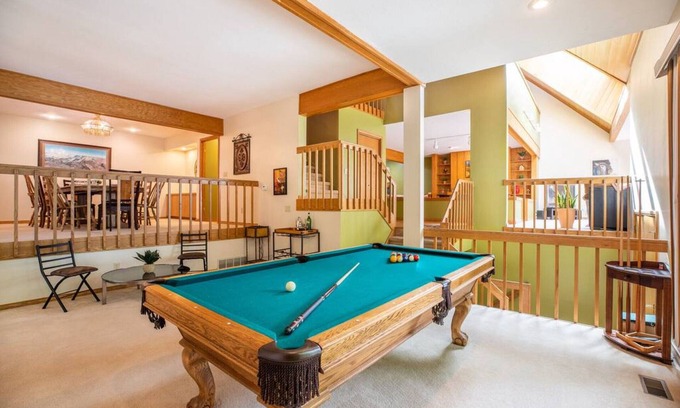 Sandy Wohnung | Mtn. Home-Sauna, Pool Table, Mins to Ski/Hike/Bike