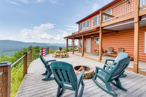 Murphy Haus | Mtn-View Cabin Deck and Pets Welcome in Murphy