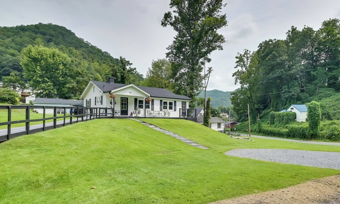 Mullens Haus | Mullens Home - Close to Hatfield-McCoy Trailhead!