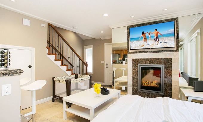 Downtown Eigentumswohnung | Costa Mesa/Newport - Fast WiFI - Work Stations - Free Parking - Self Check In! (CM-1)