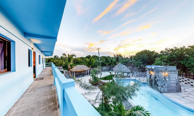 Caye Caulker Haus | Familienfreundliche Unterkunft mit mehreren Suiten, privatem Pool, Swim-up-Bar und Kajaks