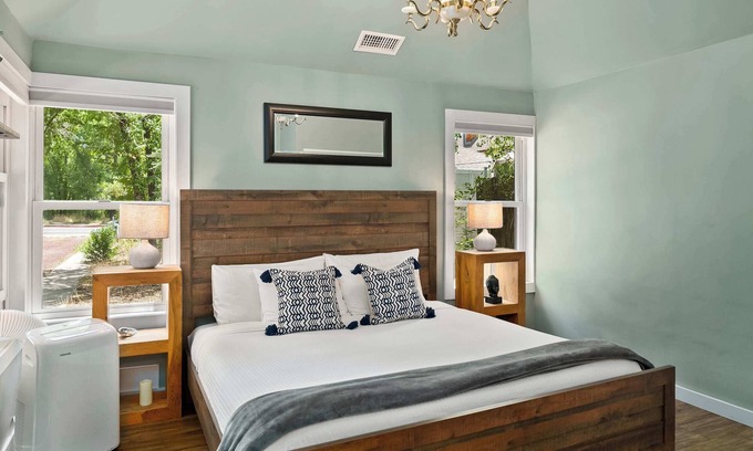 Southside Haus | Downtown Retreat w/ Sauna | Fire Pit | Near NAU