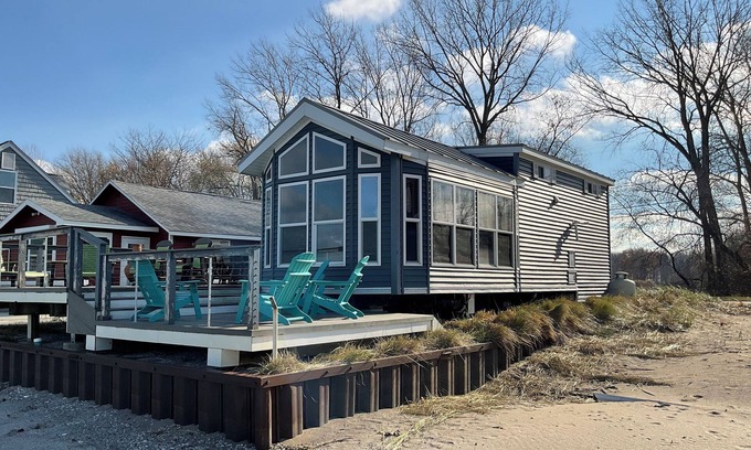 Oak Harbor Haus | Nana and Papa’s Tiny beach house with private beach and amazing views