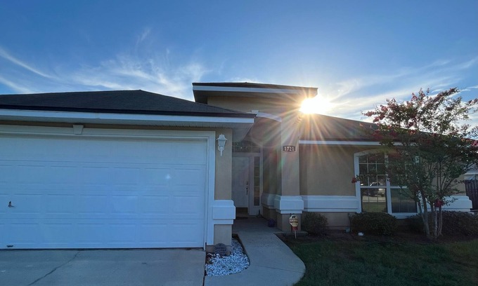 St. Augustine Hütte | Nana's Lighthouse by the Pond - pet friendly, 15 minutes to beaches and downtown