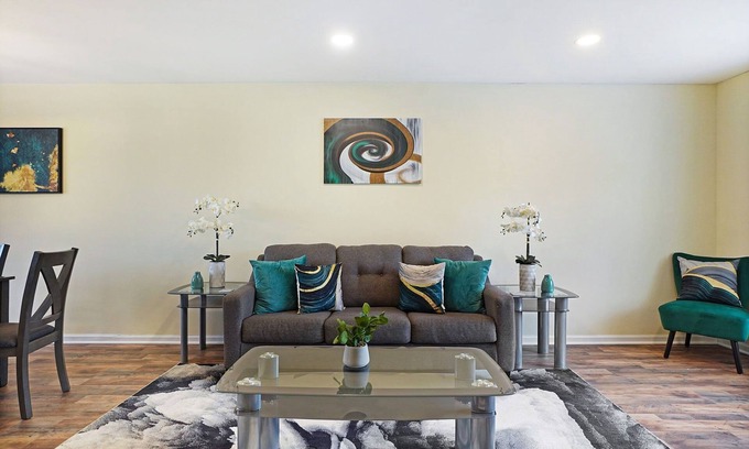 Fox Valley Haus | Naperville FHS Rental - Woodview Ct