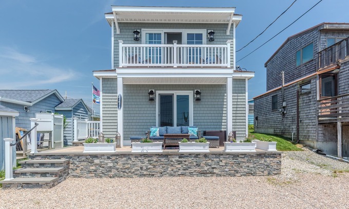 Breakwater Village Hütte | Narragansett Coastal Charmer with Private Beach & Ocean Views!!!