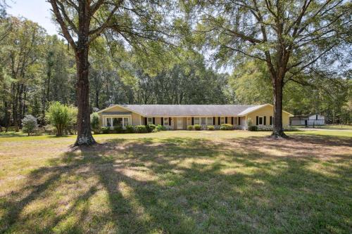 Olive Branch Haus | Natures Care Home with Pond, 16 Mi to Memphis!