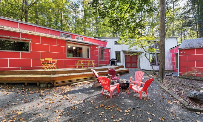 Durham Haus | nDuke Forest Escape 3BR, 6 Beds, Huge Back Patio!