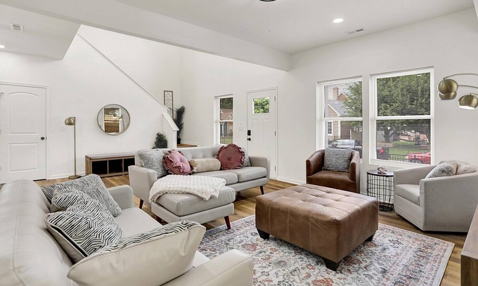 Near Eastside Haus | Near Downtown Chic & Spacious 4BD + 2 Car garage