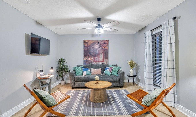 Metairie Wohnung | Near Every type of Eatery Imaginable-quite/clean!