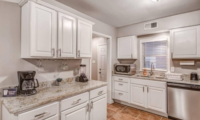 Memphis Haus | Near Parks, Zoo, & Downtown! Colonial Acres Abode