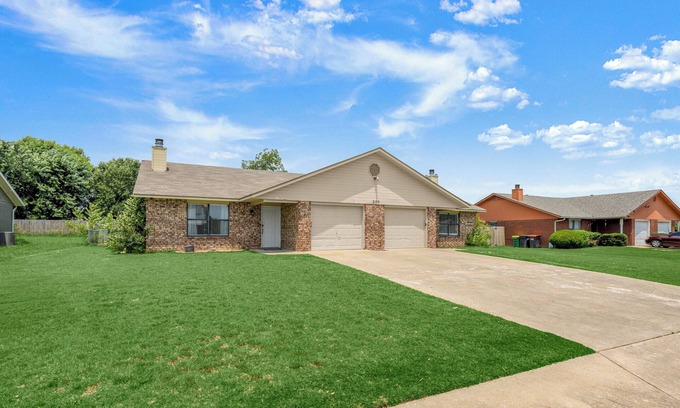 Springdale Haus | Near Razorback Stadium & Attractions, Firepit