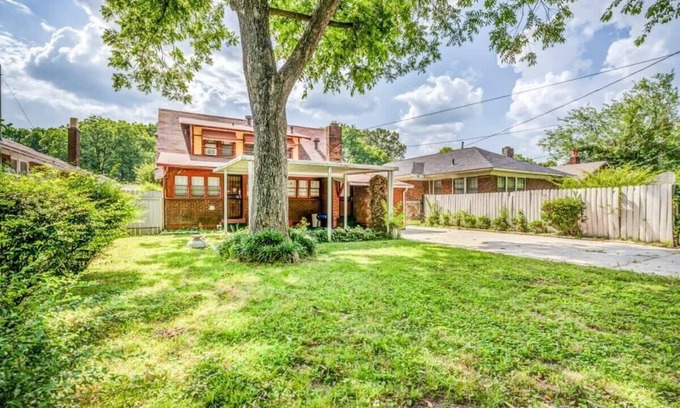 Vollintine-Evergreen Haus | Near Shopping & Dining- Magic in Midtown- Unit B