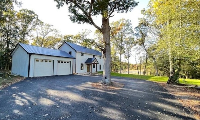 Lincoln Haus | Near the beaches and the DE TURF, a newly built, secluded home with a water view