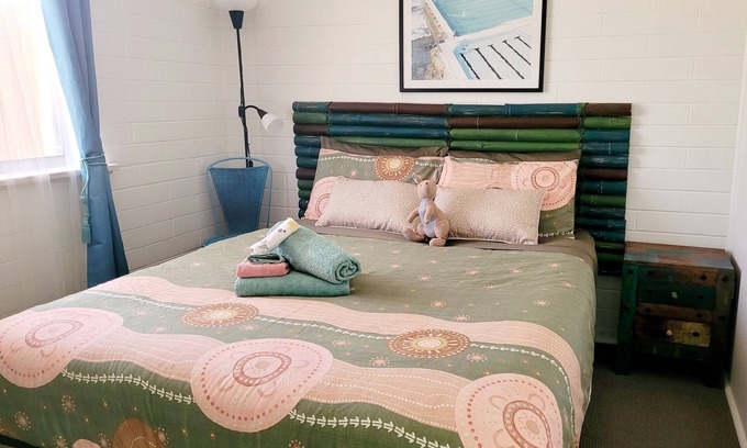 Brownlow Ki Wohnung | Nestled behind the low hanging branches is this cute and cozy one bedroom unit