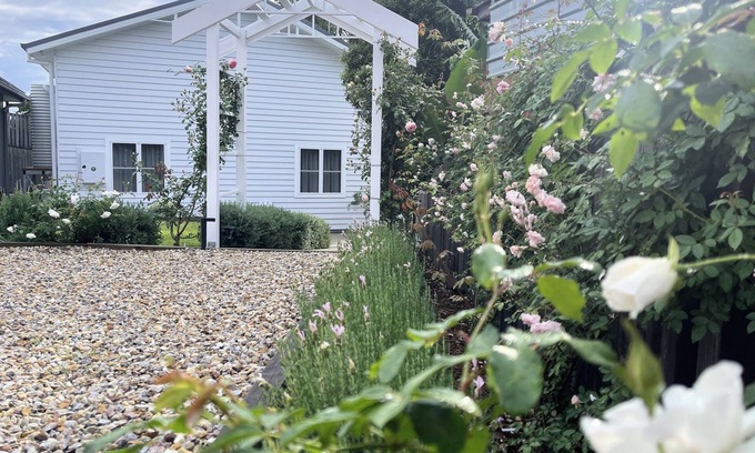 Coffs Harbour Hütte | New 2 Bedroom Hamptons style Cottage, close to beaches, cafes and city centre.