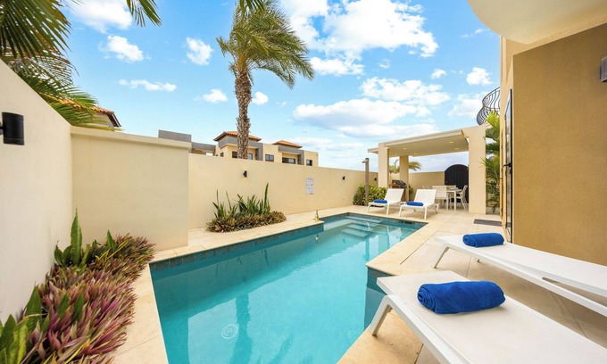 Gold Coast Haus | NEW 3BR - 0.5 Miles to the Beach w/ Private Pool, Gym, BBQ in a Gated Community