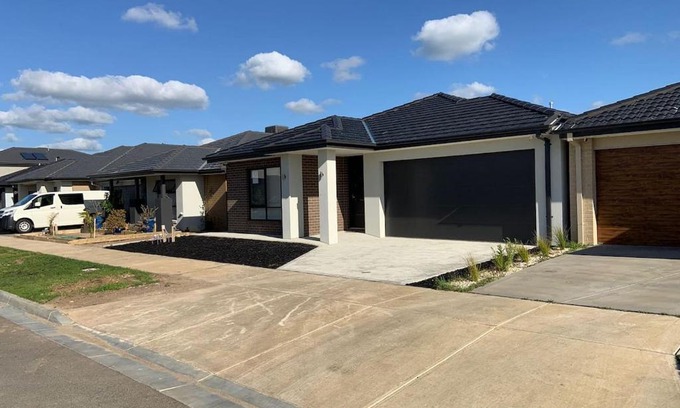 Clyde Haus | New 4.5 BR Modern Home in Clyde, Victoria